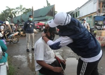 Relawan Perempuan Manis Bagikan Masker Di RTH Ratu Zalecha Martapura