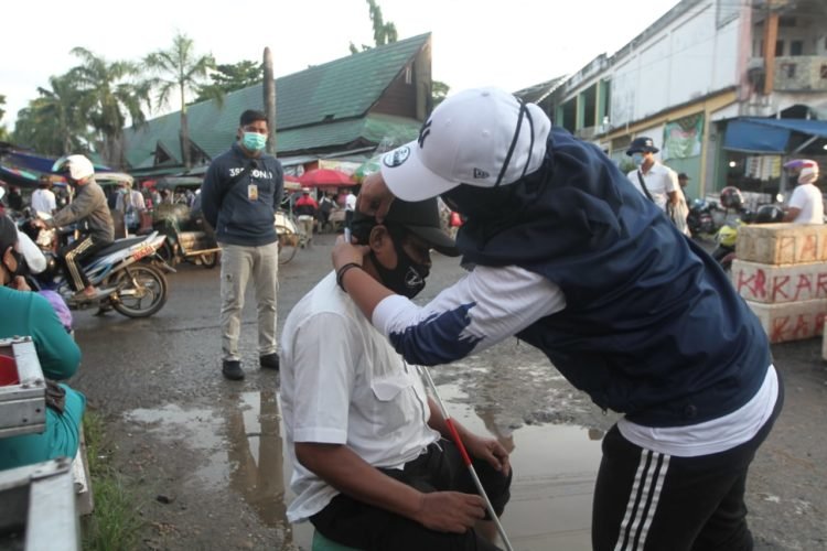 Relawan Perempuan Manis Bagikan Masker Di RTH Ratu Zalecha Martapura