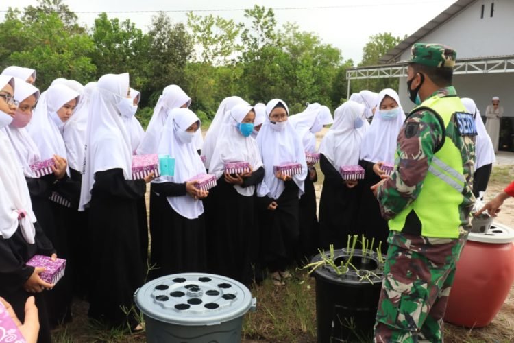 Budidaya Ikan Lele Dan Tanaman Yang Diajarkan Oleh Kodim 1006 Martapura Kepada Santri