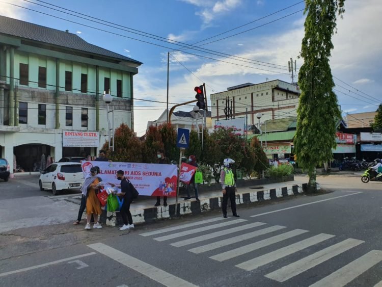 KPA Kabupaten Banjar Bagikan Masker Dalam Rangka Peringatan Hari AIDS Sedunia