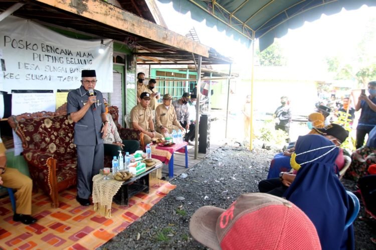 Bupati Banjar Serahkan Bantuan Untuk Korban Angin Puting Beliung