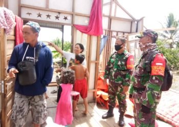 Anggota Koramil 2006-11 Aluh Aluh Lakukan Pendataan Rumah Yang Terkena Angin Puting Beliung