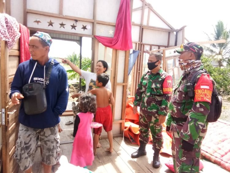 Anggota Koramil 2006-11 Aluh Aluh Lakukan Pendataan Rumah Yang Terkena Angin Puting Beliung