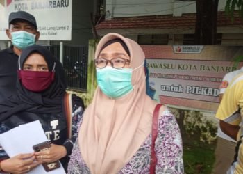 Masyarakat Datangi Kantor Bawaslu Kota Banjarbaru, Jalil : Kami Akan Segera Periksa Laporannya