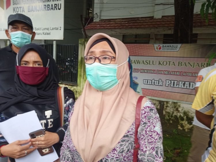 Masyarakat Datangi Kantor Bawaslu Kota Banjarbaru, Jalil : Kami Akan Segera Periksa Laporannya
