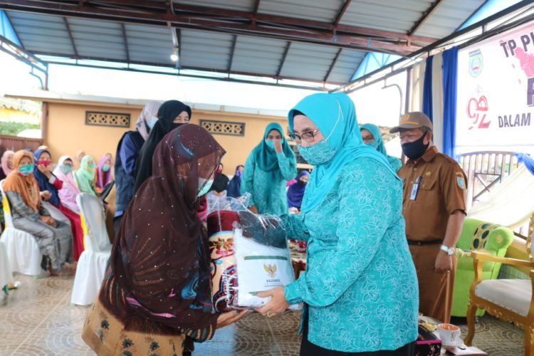 TP PKK Kabupaten Banjar Bagikan Bantuan Di Peringatan Hari Ibu