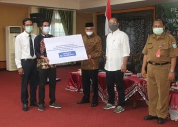 Bupati Banjar Serahkan CSR Dari TSP Disaksikan Oleh Ketua Komisi II DPRD Kabupaten Banjar