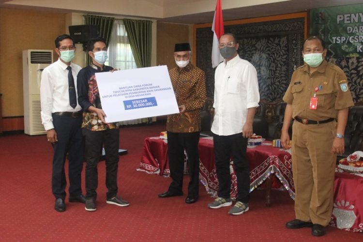 Bupati Banjar Serahkan CSR Dari TSP Disaksikan Oleh Ketua Komisi II DPRD Kabupaten Banjar