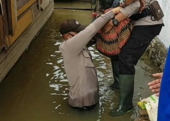 Nenek Zairah Warga Desa Akar Bagantung Dievakuasi Dari Banjir Oleh Polisi