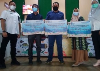 Aan, Atmo dan Hamzah Dapat Stimulus Dari BUMN Perum Perikanan Indonesia, Trisna : Ini Untuk Pengusaha Yang Terdampak Pandemi