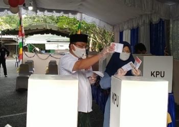 Denny Indrayana Lakukan Pencoblosan Di TPS 007 Dengan Menggunakan Sarung