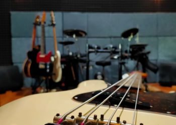 Ilustrasi Kondisi di dalam studio musik tanpa ada yang memainkan.