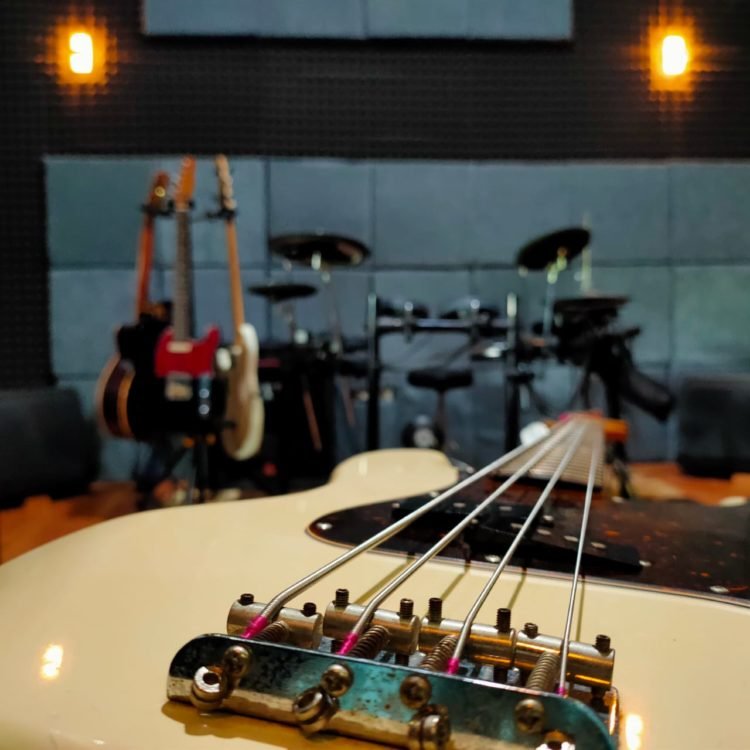 Ilustrasi Kondisi di dalam studio musik tanpa ada yang memainkan.