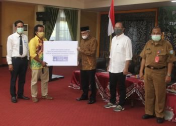 Bupati Banjar Serahkan CSR Dari TSP Disaksikan Oleh Ketua Komisi II DPRD Kabupaten Banjar