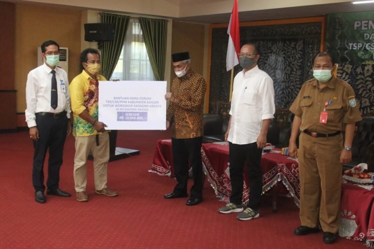 Bupati Banjar Serahkan CSR Dari TSP Disaksikan Oleh Ketua Komisi II DPRD Kabupaten Banjar