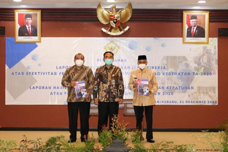 Bupati Banjar Didampingi Wakil Ketua DPRD Banjar Serahkan LHP Penanganan Pandemi Covid-19