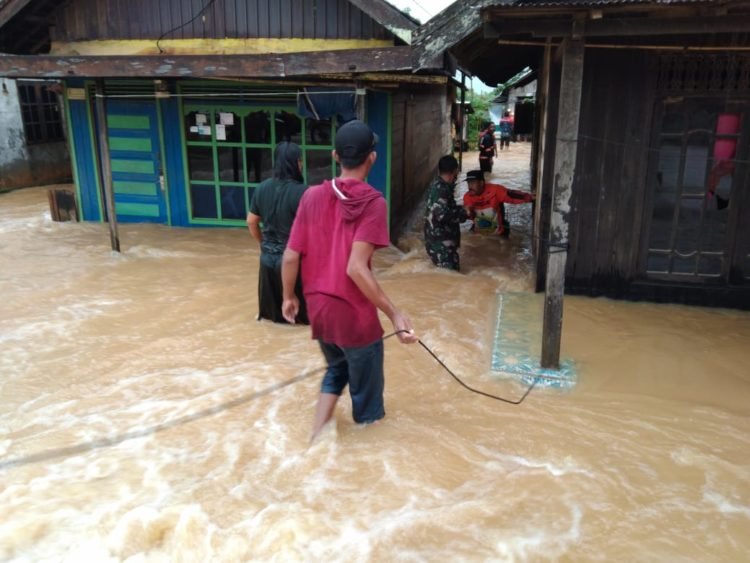 Warga Cempaka Kembali Mengungsi Akibat Air Meluap