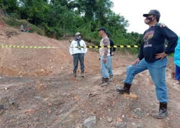 PT Antang Gunung Meratus Ambil Sampel Air Dugaan Tercemar Peti Bersama Dinas DLH Kalsel
