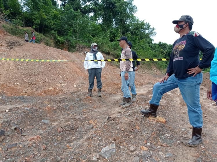 PT Antang Gunung Meratus Ambil Sampel Air Dugaan Tercemar Peti Bersama Dinas DLH Kalsel