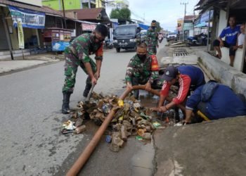 TNI Dan Dinas PUPR Temukan Sesuatu Saat Bersihkan Saluran Drainase Sekumpul