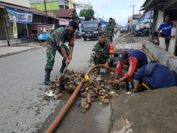 TNI Dan Dinas PUPR Temukan Sesuatu Saat Bersihkan Saluran Drainase Sekumpul