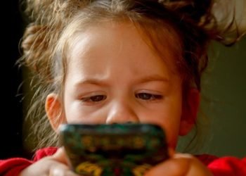 Ilustrasi bocah milenial tengah bermain game di android . Foto : Pixabay