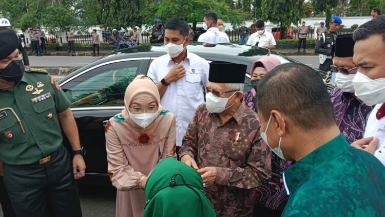 Wapres RI Bagikan Peralatan Sekolah Di SDN 1 Syamsudin Noor Banjarbaru