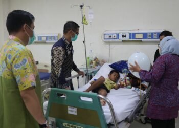 Hari Gizi Nasional ke-63, RSD Idaman Banjarbaru Bagikan Paket Parcel Kepada Pasien Anak