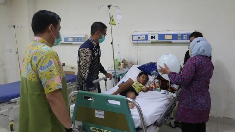 Hari Gizi Nasional ke-63, RSD Idaman Banjarbaru Bagikan Paket Parcel Kepada Pasien Anak
