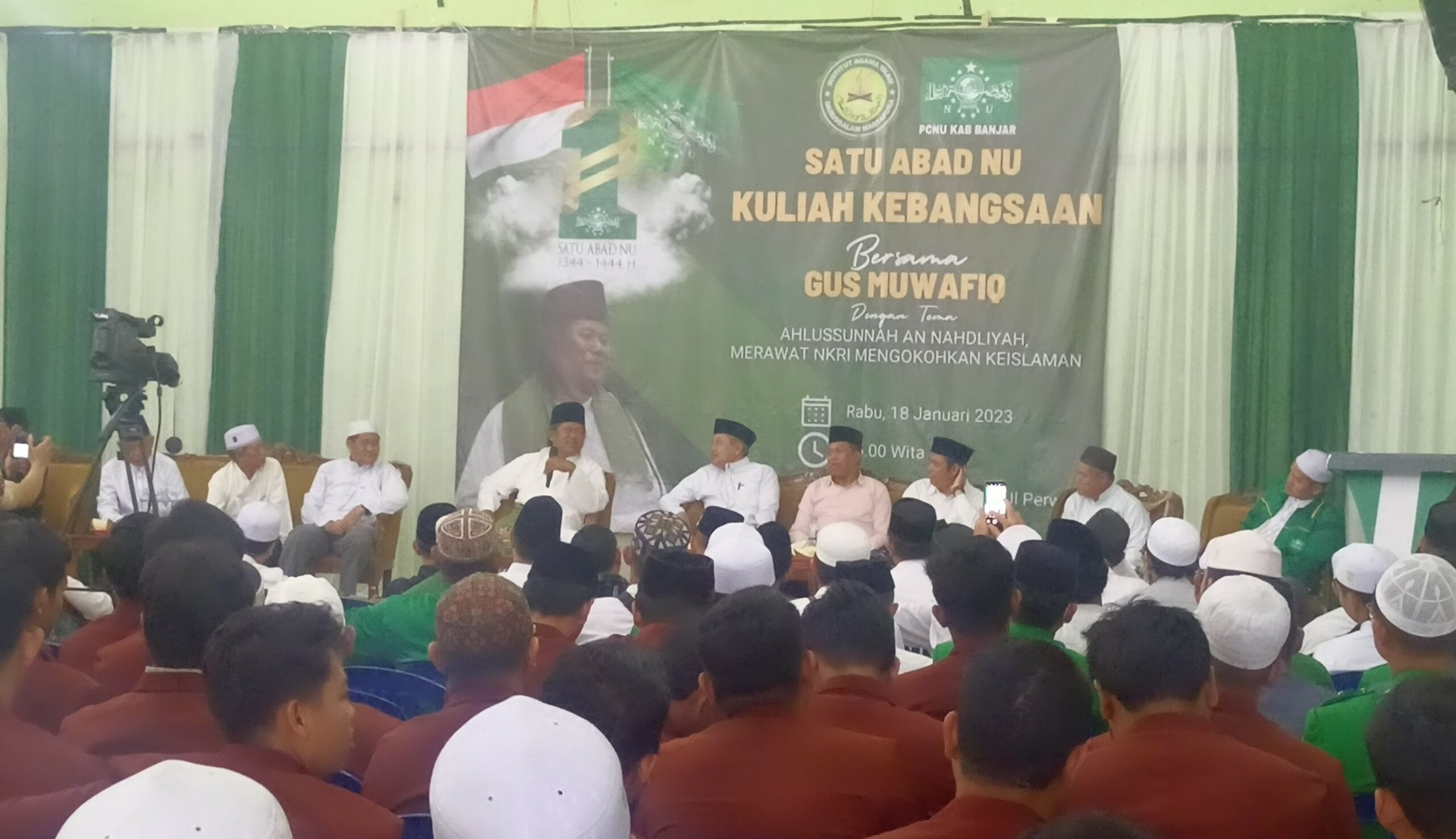 Video: 1 Abad NU, Gus Muwafiq Berikan Kuliah Kebangsaan Di Kabupaten Banjar