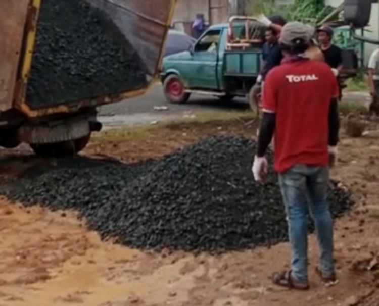 Lobang Dan Dapur Umum Diurug Dengan Batu Split Sambut Haul Ke 18 Abah Guru