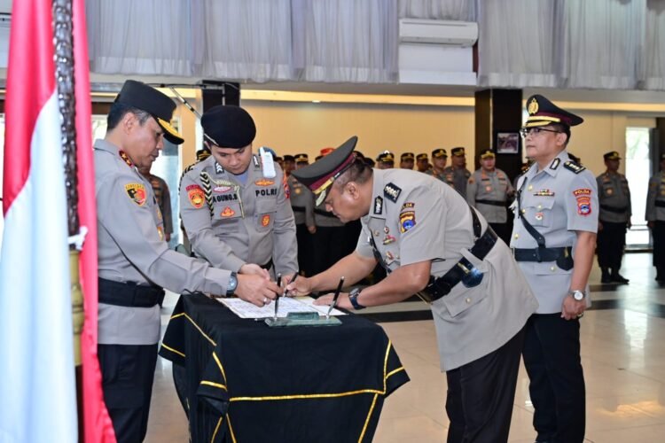 Sertijab Pejabat Utama Dan Kapolres Dipimpin Oleh Kapolda Kalsel