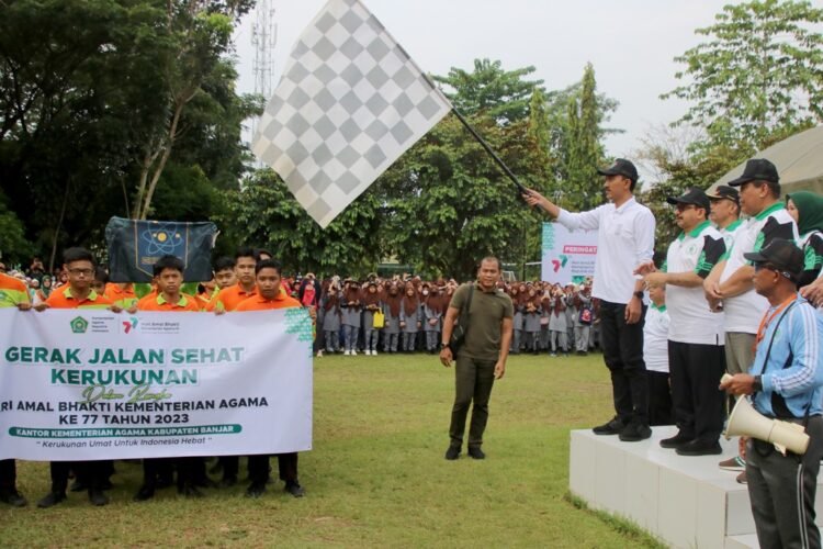 Hari Amal Bhakti, Bupati Kabupaten Banjar Terima Piagam Penghargaan Dari Dirjen Kemenag RI