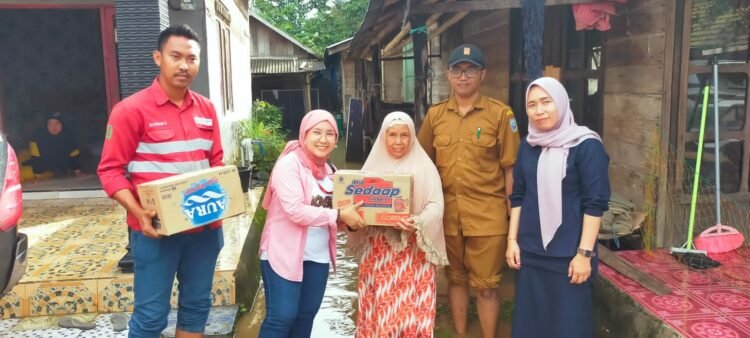 Korban Banjir di Desa Pematang Danau Dapat Bantuan Dari PT BBP Dan PT MAS