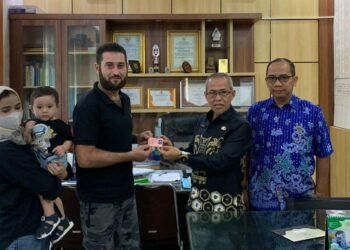 Kepala Disdukcapil Kabupaten Banjar Serahkan KTP Elektronik Kepada WNA Turki