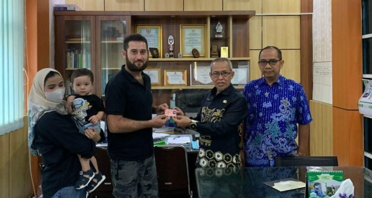 Kepala Disdukcapil Kabupaten Banjar Serahkan KTP Elektronik Kepada WNA Turki