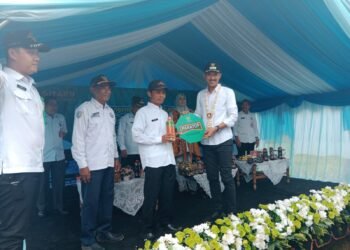 Bupati Kabupaten Banjar Serahkan Paratop Untuk Basmi Kayu Apu Kepada Petani