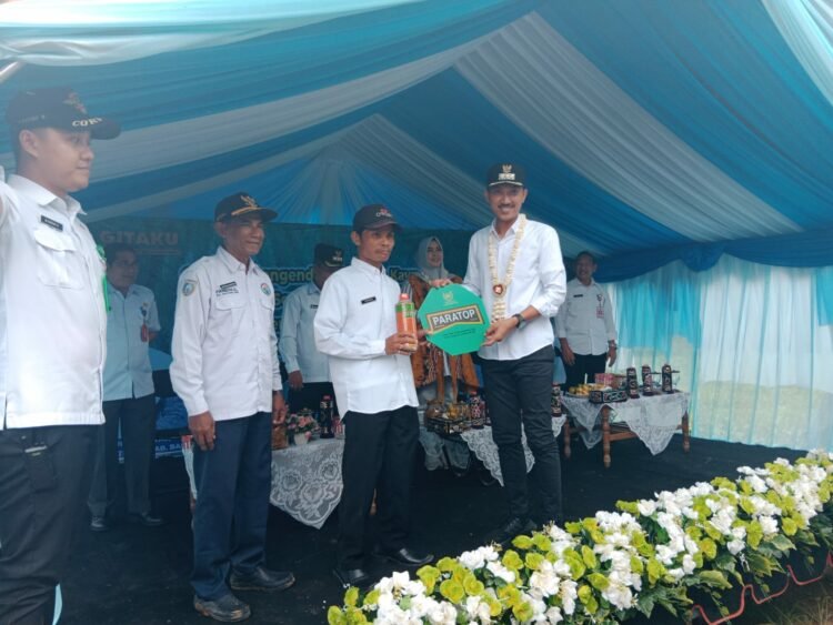 Bupati Kabupaten Banjar Serahkan Paratop Untuk Basmi Kayu Apu Kepada Petani