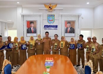 Penghargaan Adiwiyata Diserahkan Oleh Bupati Kabupaten Banjar