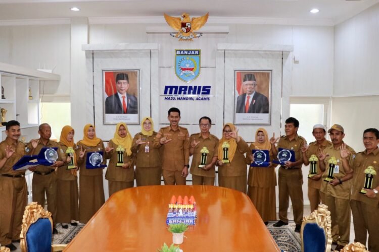 Penghargaan Adiwiyata Diserahkan Oleh Bupati Kabupaten Banjar