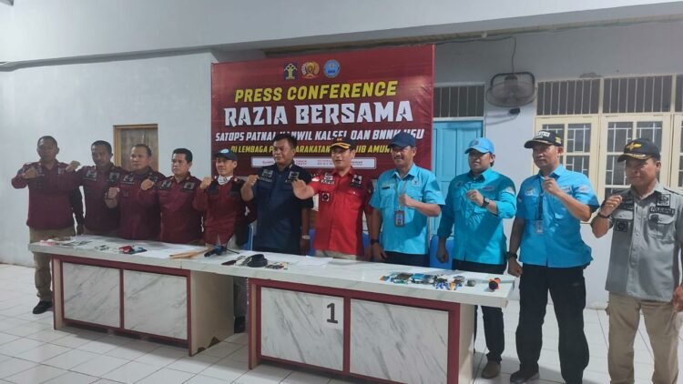 Petugas giat gabungan data hasil temuan di LP Amuntai, Kamis (16/2/2023) malam