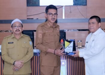 Kepala Kantor Pelayanan Pajak (KPP) Pratama Banjarbaru Hery Sumartono menyerahkan cinderamata Kepada Bupati Kabupaten Banjar Saidi Mansyur usai sosialisasi terkait pelaporan pajak, Senin (20/2/2022). (Photo Kominfo Kabupaten Banjar)