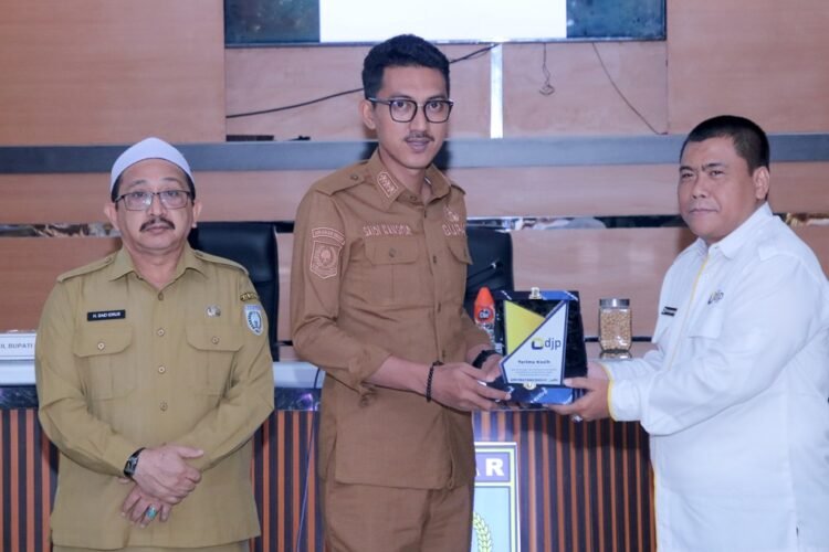 Kepala Kantor Pelayanan Pajak (KPP) Pratama Banjarbaru Hery Sumartono menyerahkan cinderamata Kepada Bupati Kabupaten Banjar Saidi Mansyur usai sosialisasi terkait pelaporan pajak, Senin (20/2/2022). (Photo Kominfo Kabupaten Banjar)