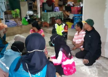 Warga Bantaran Sungai Kemuning Dapatkan Pemeriksaan Kesehatan Gratis