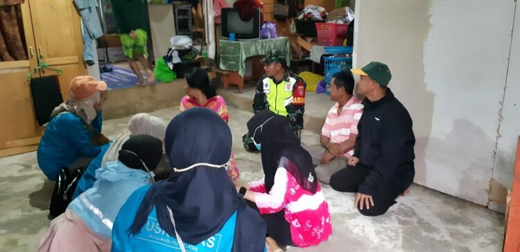 Warga Bantaran Sungai Kemuning Dapatkan Pemeriksaan Kesehatan Gratis