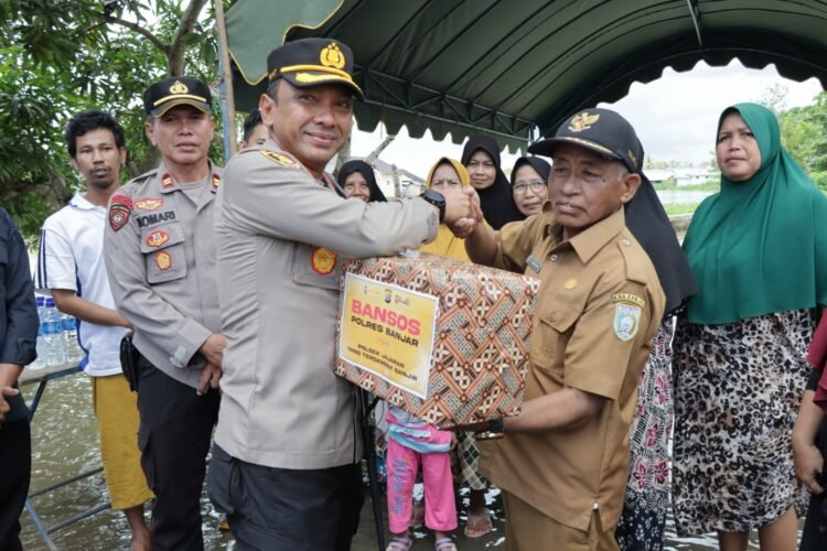 Kabupaten Banjar Tetapkan Tanggap Darurat Banjir, Kapolres Banjar Salurkan Bantuan