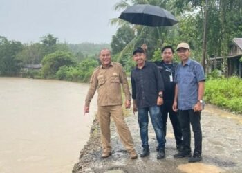 3 Anggota DPRD Kabupaten Banjar Cek Gerusan Dibibir Sungai Martapura