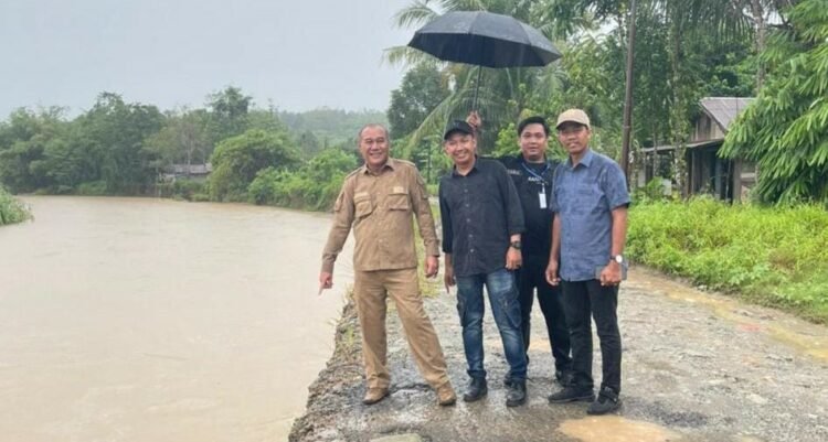 3 Anggota DPRD Kabupaten Banjar Cek Gerusan Dibibir Sungai Martapura