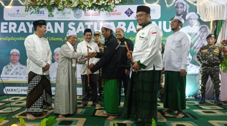 Kayu Tongkat Ulin Sebagai Saksi Berdirinya NU Di Martapura Diserahkan Kepada PCNU Kabupaten Banjar