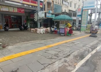 Retail Moderen Di Sekumpul Depan Belum Lakukan Perbaikan Pada Paving Block